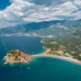 Sveti Stefan, Czarnogóra, idealna pogoda we wrześniu. Wyspa z kamiennymi domkami i plaża z turkusową wodą.