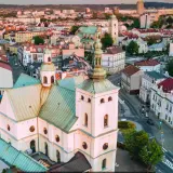 Rzeszów oferuje wiele atrakcji dla dorosłych, w tym piękne zabytki, jak ten kościół, oraz urokliwe uliczki.