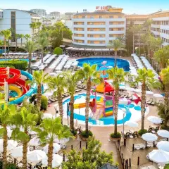 Rajskie wakacje w Seven Seas Palmeras Bay: zjeżdżalnie wodne, baseny i palmy. Idealne miejsce na relaks i zabawę.