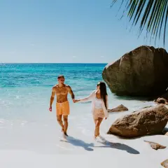 Para idealny czas, kiedy lecieć na Seszele, wybierz się na spacer po rajskiej plaży z ukochaną osobą.