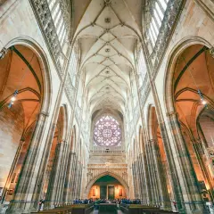Wnętrze katedry św. Wita zachwyca gotycką architekturą, strzelistymi łukami i witrażową rozetą.