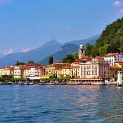 Widok na Bellagio: kolorowe kamienice nad jeziorem Como, góry w tle. Co zobaczyć w Bellagio?