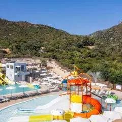 Atali Grand Resort: kolorowy aquapark z licznymi zjeżdżalniami i basenami, otoczony zielonymi wzgórzami.