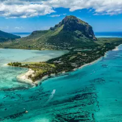 Mauritius, lipiec: słoneczna pogoda, turkusowa woda, plaże i góra Le Morne Brabant. Idealne warunki do wypoczynku.