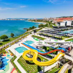 Wspaniały Voya Beach Resort z widokiem na morze. Wodne zjeżdżalnie, baseny i plac zabaw dla dzieci. Idealne miejsce na wakacje.