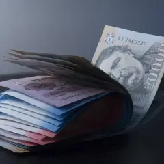 Stos banknotów węgierskich forintów. Czy na Węgrzech można płacić euro? Nie, tam używa się forintów.
