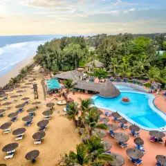 Rajski kurort nad oceanem w Gambii. Plaże, baseny i palmy – idealne miejsce, by zobaczyć, co oferuje Gambia.