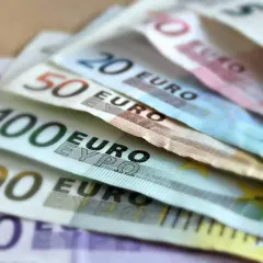 Euro banknoty o nominałach 50, 100, 200 i 500. Planujesz podróż do Chorwacji? Od 2023 roku obowiązuje tam euro, więc to właśnie ta waluta jest potrzebna.