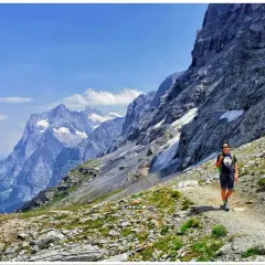 Wędrowiec na szlaku w Alpach. Widok zapiera dech w piersiach, idealne miejsce, by zobaczyć, co oferuje Szwajcaria.