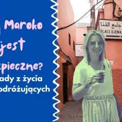 Kobieta z tatuażem na ręce uśmiecha się na tle uliczki w Maroku, gdzie znajduje się znak "Place Djemaa El Fna". Czy w Maroko jest bezpiecznie? Porady dla podróżujących.