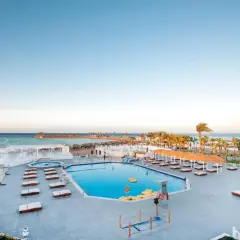 Relaks przy basenie i plaży w Meraki Resort Hurghada. Słoneczny dzień nad Morzem Czerwonym.