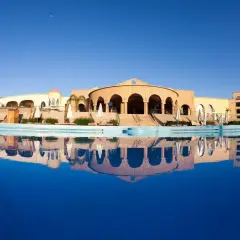 Siva Golden Bay Makadi: hotel z basenem i odbiciem w wodzie, architektura w stylu orientalnym.