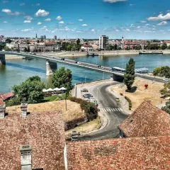 Widok na rzekę Dunaj, most i panoramę miasta w Serbii.