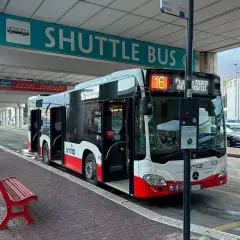 Autobus wahadłowy z lotniska do centrum Bari. Czerwona ławka czeka na pasażerów.