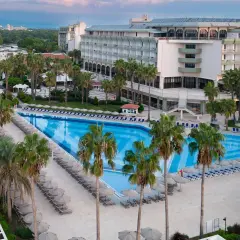 Wspaniały basen i palmy otaczają hotel Adora Hotel & Resort, zapraszając do relaksu.