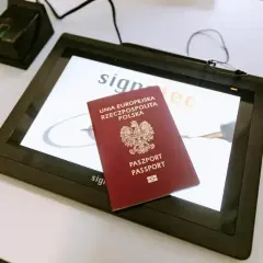 Polski paszport leży na ekranie urządzenia. Czy na Maltę potrzebny paszport? Tak, jako obywatel UE, potrzebujesz go do podróży.