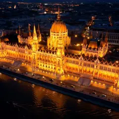 Budynek Parlamentu w Budapeszcie nocą. Czy w Budapeszcie jest drogo? Widok zapiera dech, a ceny mogą zaskoczyć.