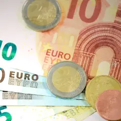 Na Malcie obowiązuje euro. Na zdjęciu banknoty 5, 10, 20 euro i monety.