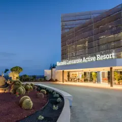 Wejście do Barceló Lanzarote Active Resort z imponującą kolekcją kaktusów i palm.