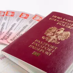 Paszport i kilka dowodów osobistych. Czy do Francji potrzebny jest paszport? Tak, jeśli nie podróżujesz w strefie Schengen na dowód.