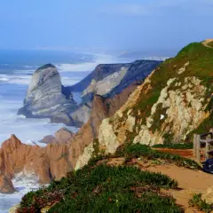 Widok na ocean i klify na Cabo da Roca. Falujące morze uderza o skaliste wybrzeże.