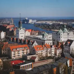 Widok na zamek i port w Szczecinie. Idealne miejsce, by odkrywać, co robić w Szczecinie, spacerując po urokliwym Starym Mieście i podziwiając panoramę.