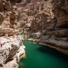 Wadi Shab w Oman. Czy jest bezpiecznie? Tak, szlak jest oznakowany, a woda kusi chłodem.