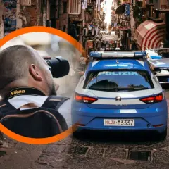 Fotograf robiący zdjęcia w wąskiej uliczce Neapolu, obok radiowozu. Czy Neapol jest bezpieczny?