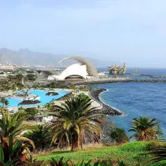 Widok na Audytorium w Santa Cruz de Tenerife, baseny i port. Idealne miejsce, by zobaczyć, co oferuje wyspa.