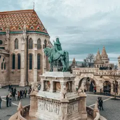 Wzgórze zamkowe w Budapeszcie z pomnikiem konnym i neogotycką architekturą.