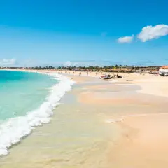 Wyspy Zielonego Przylądka w marcu to idealna pogoda na plażowanie. Piasek, turkusowa woda i słońce.