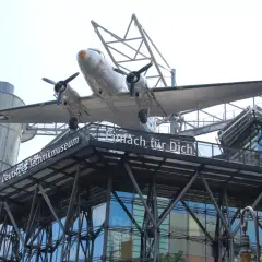 Samolot na dachu Deutsches Technikmuseum Berlin. Napis "Einfach für Dich!" zaprasza do zwiedzania.