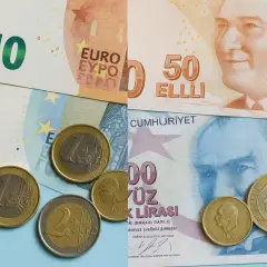 Euro i lira turecka. Na Cyprze używa się euro, więc to zestawienie pokazuje, jaka waluta na Cyprze jest oficjalna.