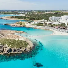 Piękne plaże i turkusowe morze na Cyprze. Czy Cypr jest bezpieczny? Tak, to idealne miejsce na wakacje pełne słońca i relaksu.