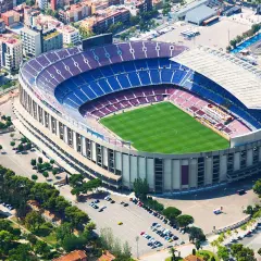 Camp Nou zwiedzanie: imponujący stadion FC Barcelona z lotu ptaka, zielona murawa i niebiesko-bordowe trybuny.