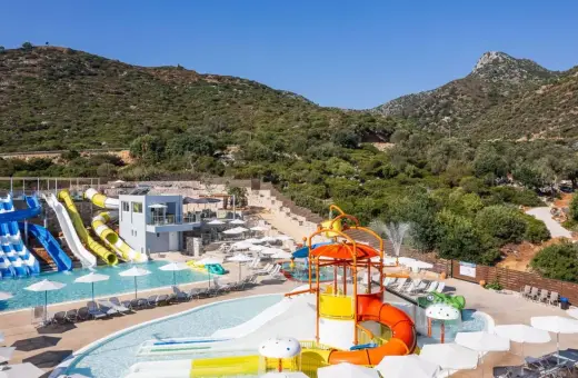 Atali Grand Resort: kolorowy aquapark z licznymi zjeżdżalniami i basenami, otoczony zielonymi wzgórzami.