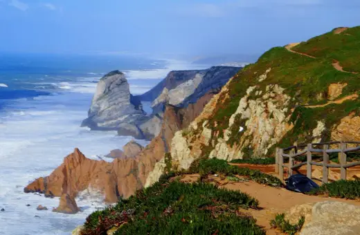 Widok na ocean i klify na Cabo da Roca. Falujące morze uderza o skaliste wybrzeże.