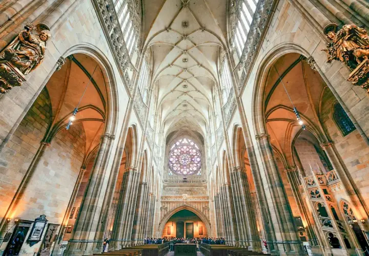 Wnętrze katedry św. Wita zachwyca gotycką architekturą, strzelistymi łukami i witrażową rozetą.