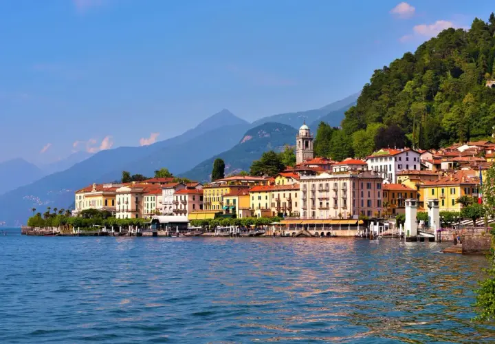 Widok na Bellagio: kolorowe kamienice nad jeziorem Como, góry w tle. Co zobaczyć w Bellagio?