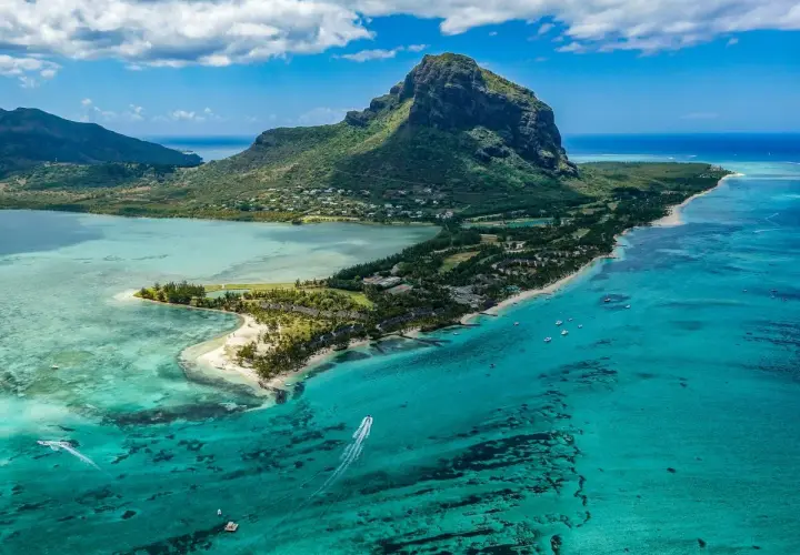 Mauritius, lipiec: słoneczna pogoda, turkusowa woda, plaże i góra Le Morne Brabant. Idealne warunki do wypoczynku.