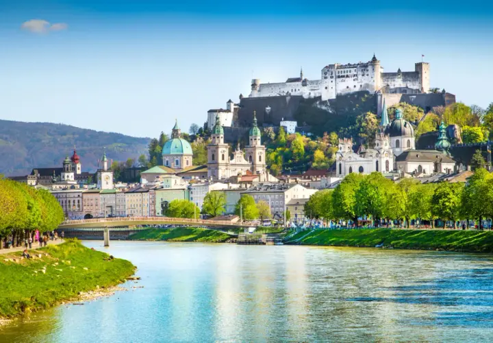 Widok na Salzburg z rzeką i twierdzą Hohensalzburg. Piękne miasto, ale ceny w Austrii mogą zaskoczyć.