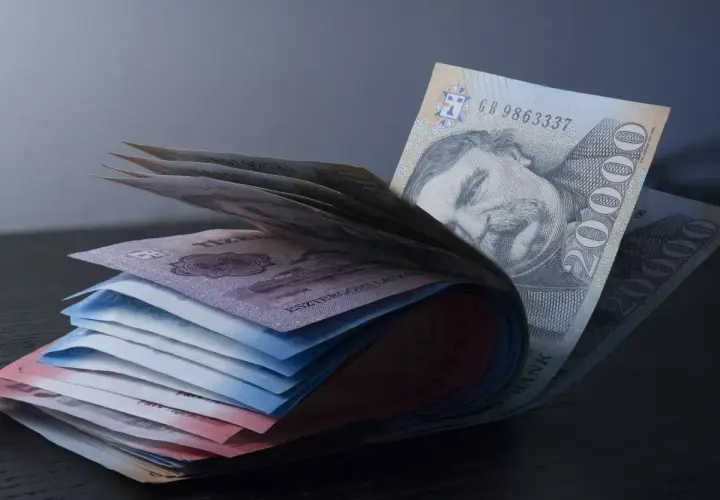 Stos banknotów węgierskich forintów. Czy na Węgrzech można płacić euro? Nie, tam używa się forintów.