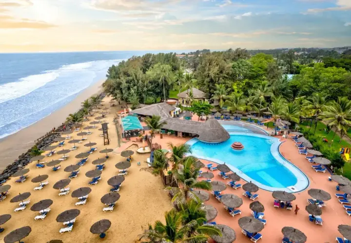 Rajski kurort nad oceanem w Gambii. Plaże, baseny i palmy – idealne miejsce, by zobaczyć, co oferuje Gambia.