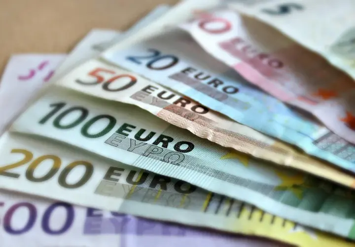 Euro banknoty o nominałach 50, 100, 200 i 500. Planujesz podróż do Chorwacji? Od 2023 roku obowiązuje tam euro, więc to właśnie ta waluta jest potrzebna.