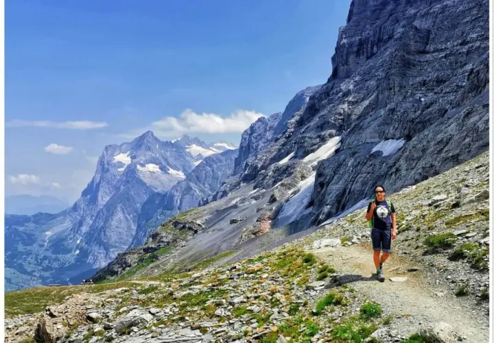 Wędrowiec na szlaku w Alpach. Widok zapiera dech w piersiach, idealne miejsce, by zobaczyć, co oferuje Szwajcaria.