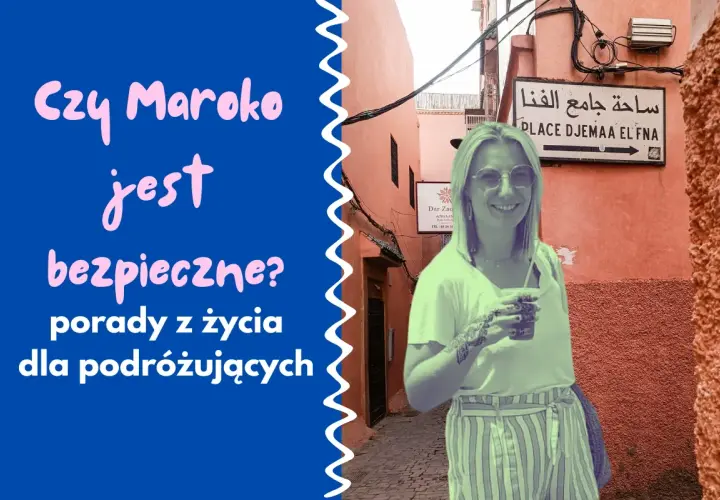 Kobieta z tatuażem na ręce uśmiecha się na tle uliczki w Maroku, gdzie znajduje się znak "Place Djemaa El Fna". Czy w Maroko jest bezpiecznie? Porady dla podróżujących.