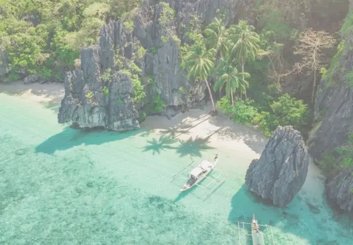 Rajska plaża na Filipinach. Uważaj na ostre skały i prądy morskie podczas kąpieli.