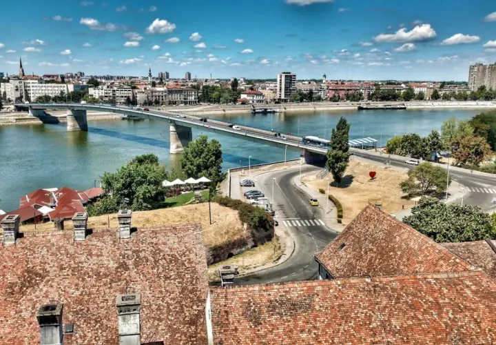 Widok na rzekę Dunaj, most i panoramę miasta w Serbii.