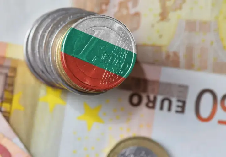 Monety z flagą Bułgarii na tle eurobanknotów. Jaka jest waluta w Bułgarii? To pytanie, na które odpowiedź znajdziemy, analizując te symbole finansowe.