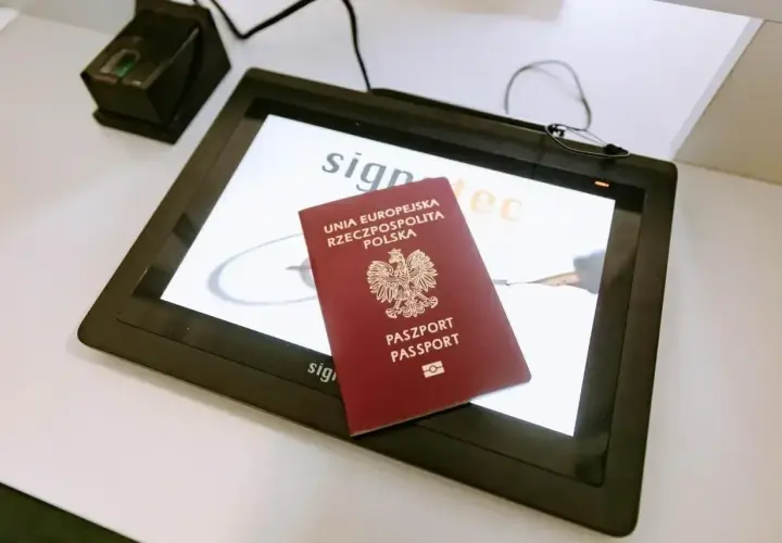 Polski paszport leży na ekranie urządzenia. Czy na Maltę potrzebny paszport? Tak, jako obywatel UE, potrzebujesz go do podróży.